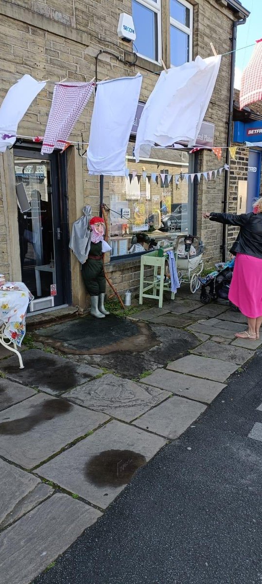 flashingblade70's tweet photo. A great day was had in Wibsey to has they held their 3rd annual scarecrow festival. The theme this year was 1940s in honour of the 80th anniversary of https://t.co/4dgN3FuW5e @WibseyLabour @Bradford_TandA https://t.co/sDj7mJmG8M