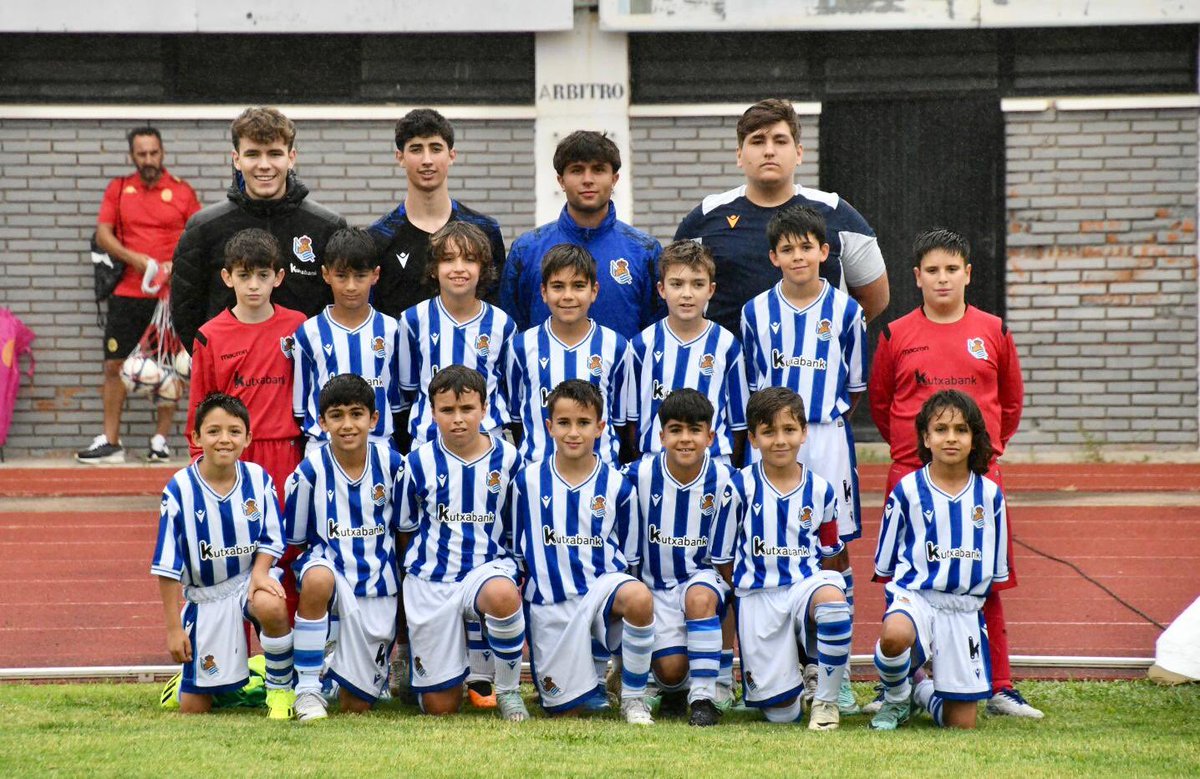 _LaAcademia_'s tweet photo. 🥇 | Final #FaseOro de la 𝑰 𝑬𝒅𝒊𝒄𝒊𝒐́𝒏 𝑨𝒄𝒂𝒅𝒆𝒎𝒊𝒂 𝑪𝑼𝑷 𝟐𝟎𝟐𝟒 en categoría Benjamín.
• #RealSociedad 🆚 #CDDiocesano
#AᥴᥲdᥱmιᥲPᥣᥲsᥱᥒᥴιᥲ | #CᥙmρᥣιᥱᥒdoSᥙᥱᥒ̃os https://t.co/kpm8sLYT5r