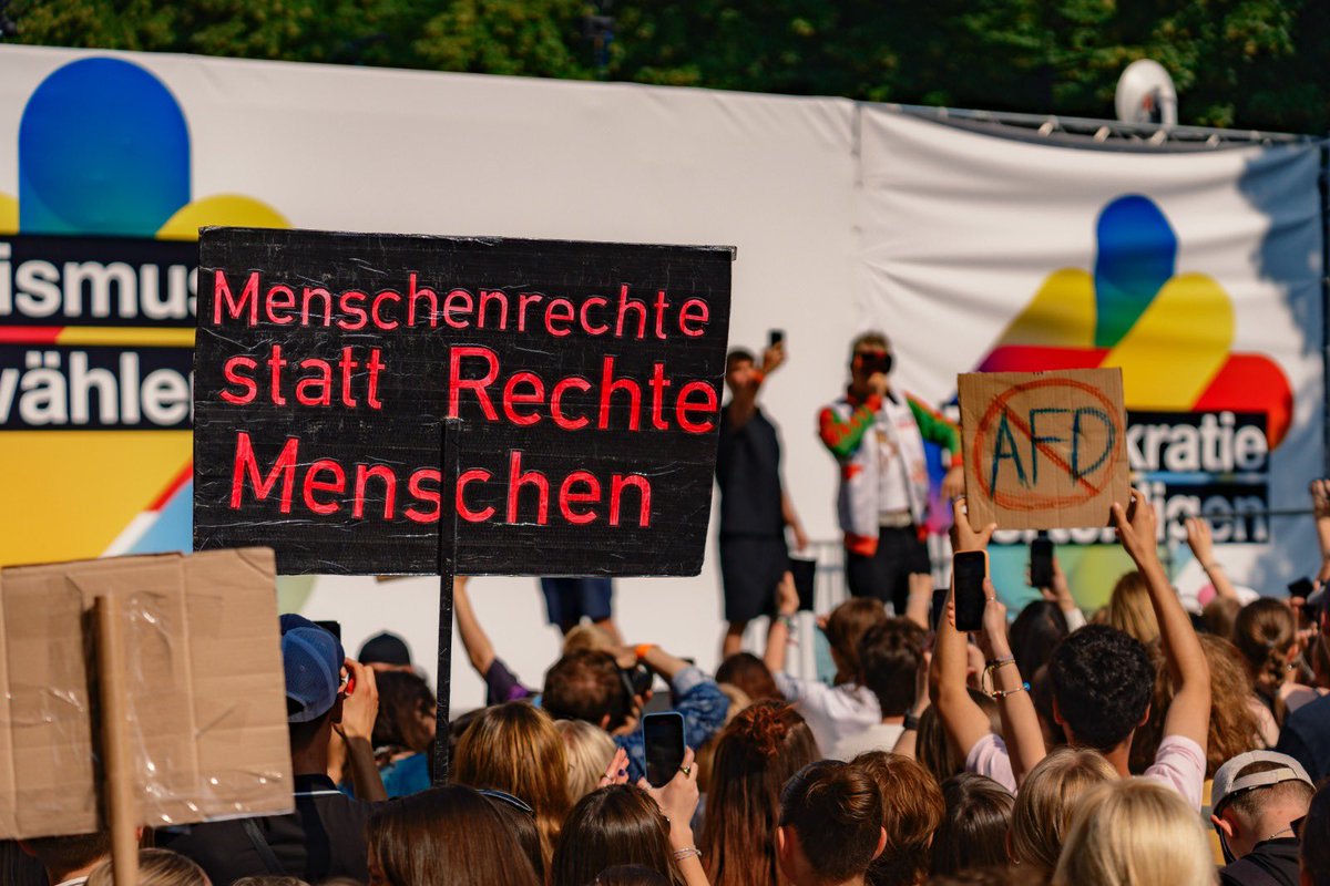 Avaaz's tweet photo. Hunderttausende habe heute in ganz Deutschland ein Zeichen gegen Rechts gesetzt. Morgen kommt auf Deine Stimme an: Wählen gehen und die AfD kleinhalten! #NeeAfD #EuropaWahl https://t.co/1x51npPXEu