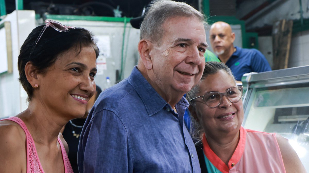 EdmundoGU's tweet photo. En el mercado municipal de La Guaira conversé con trabajadores, vendedores y vecinos de la zona. Me llena de alegría encontrarnos en esta ruta hacia el #28Jul, cada conversación refuerza mi compromiso con Venezuela. https://t.co/tEr7dPL5oC