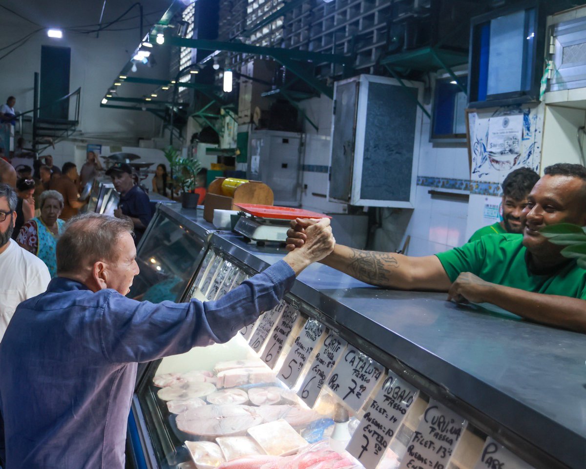 EdmundoGU's tweet photo. En el mercado municipal de La Guaira conversé con trabajadores, vendedores y vecinos de la zona. Me llena de alegría encontrarnos en esta ruta hacia el #28Jul, cada conversación refuerza mi compromiso con Venezuela. https://t.co/tEr7dPL5oC