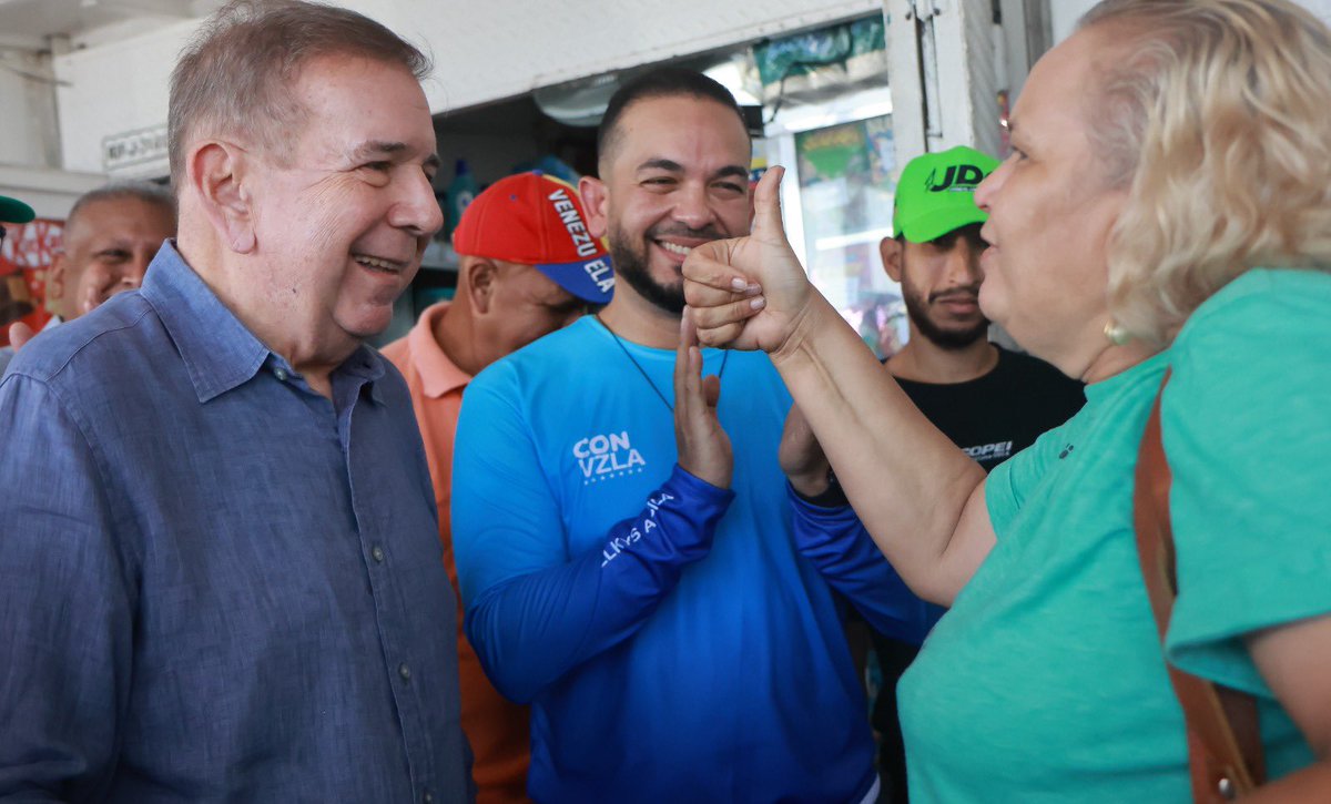 EdmundoGU's tweet photo. En el mercado municipal de La Guaira conversé con trabajadores, vendedores y vecinos de la zona. Me llena de alegría encontrarnos en esta ruta hacia el #28Jul, cada conversación refuerza mi compromiso con Venezuela. https://t.co/tEr7dPL5oC