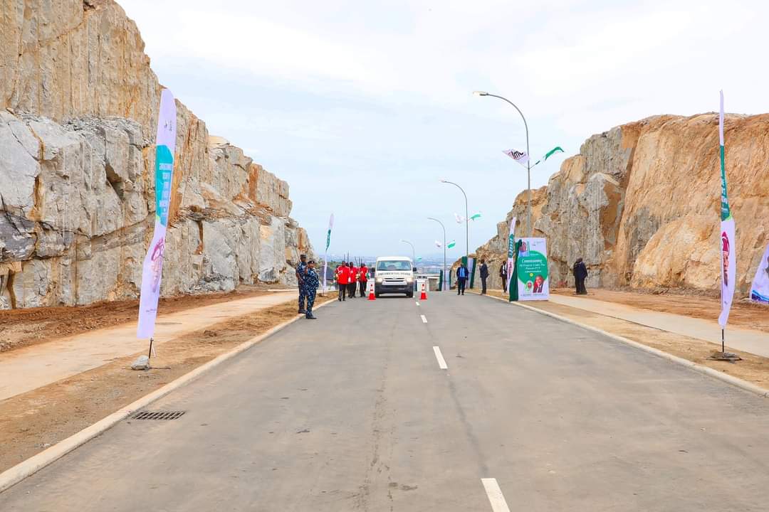 DeeOneAyekooto's tweet photo. Tinubu built Eko Atlantic City on Lagos Water. In Abuja, he has built road by separating rocks! https://t.co/LFheM2yn0S