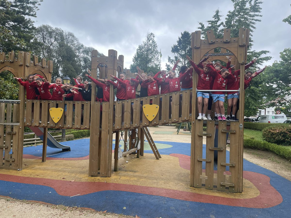 robez_'s tweet photo. Siempre es un lujo visitar Pontedeume para participar en el torneo mini femenino que anualmente organiza @CBPontumio. Imposible recibir mejor trato y mejor bizcochada!! Gracias!! 🩵💚 https://t.co/GYxTqQMYTp