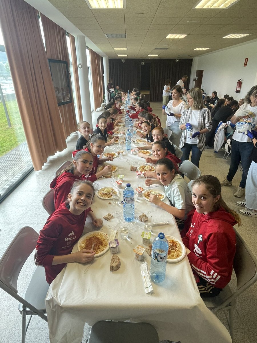 robez_'s tweet photo. Siempre es un lujo visitar Pontedeume para participar en el torneo mini femenino que anualmente organiza @CBPontumio. Imposible recibir mejor trato y mejor bizcochada!! Gracias!! 🩵💚 https://t.co/GYxTqQMYTp