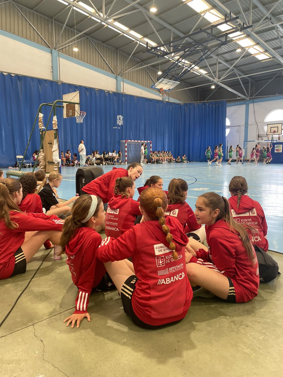 robez_'s tweet photo. Siempre es un lujo visitar Pontedeume para participar en el torneo mini femenino que anualmente organiza @CBPontumio. Imposible recibir mejor trato y mejor bizcochada!! Gracias!! 🩵💚 https://t.co/GYxTqQMYTp
