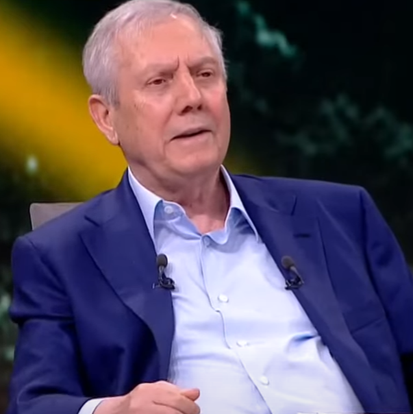 bosunatiklama's tweet photo. Ali Koç: Baronları anlatır mısınız? 
Aziz Yıldırım: FETÖ'cü baronlar.
Ali Koç: Anlatın bilelim. 
Aziz Yıldırım: Konuşamam.
Ali Koç: Hayır, buyurun konuşun. 
Aziz Yıldırım: Konuşamam. Altında kalırım. Sen Koç'sun ya, sen kendini kurtarırsın, ben kurtaramam.
...
Aziz Yıldırım: Londra'daki fetöcü baronlar benden dolayı seni destekliyorlar. İşleri seninle benimle değil, Türkiye'yle. Senin etrafındakiler de biliyorlar. O kadar söyledim araştırın.