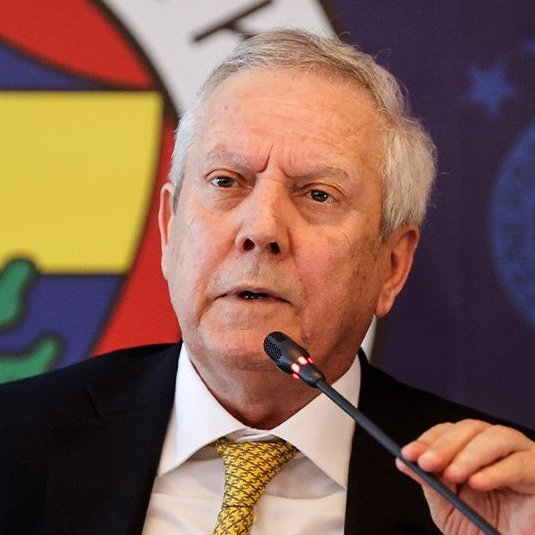 Ali Koç: “Biz mağlup olunca kutlama yaptınız.”

Aziz Yıldırım: “2 Kasım benim doğum günüm, sen hep mağlup oluyorsan ben napayım Aliciğim.”