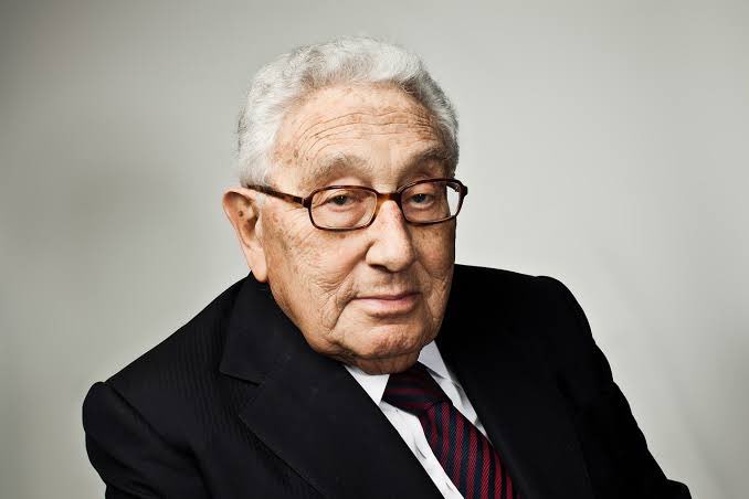 ABD'nin en etkili dış politika aktörlerinden biri olan, ABD eski Dışişleri Bakanı Henry Kissinger’e, New York'ta Rockefeller Vakfı'ndaki br toplantıda Amerika'nın gerçek gücünü sorarlar. Tebessüm ederek der ki:
“Amerika dünyanın en güçlü ülkesidir. Tüm dünyaya yön verdiğimiz