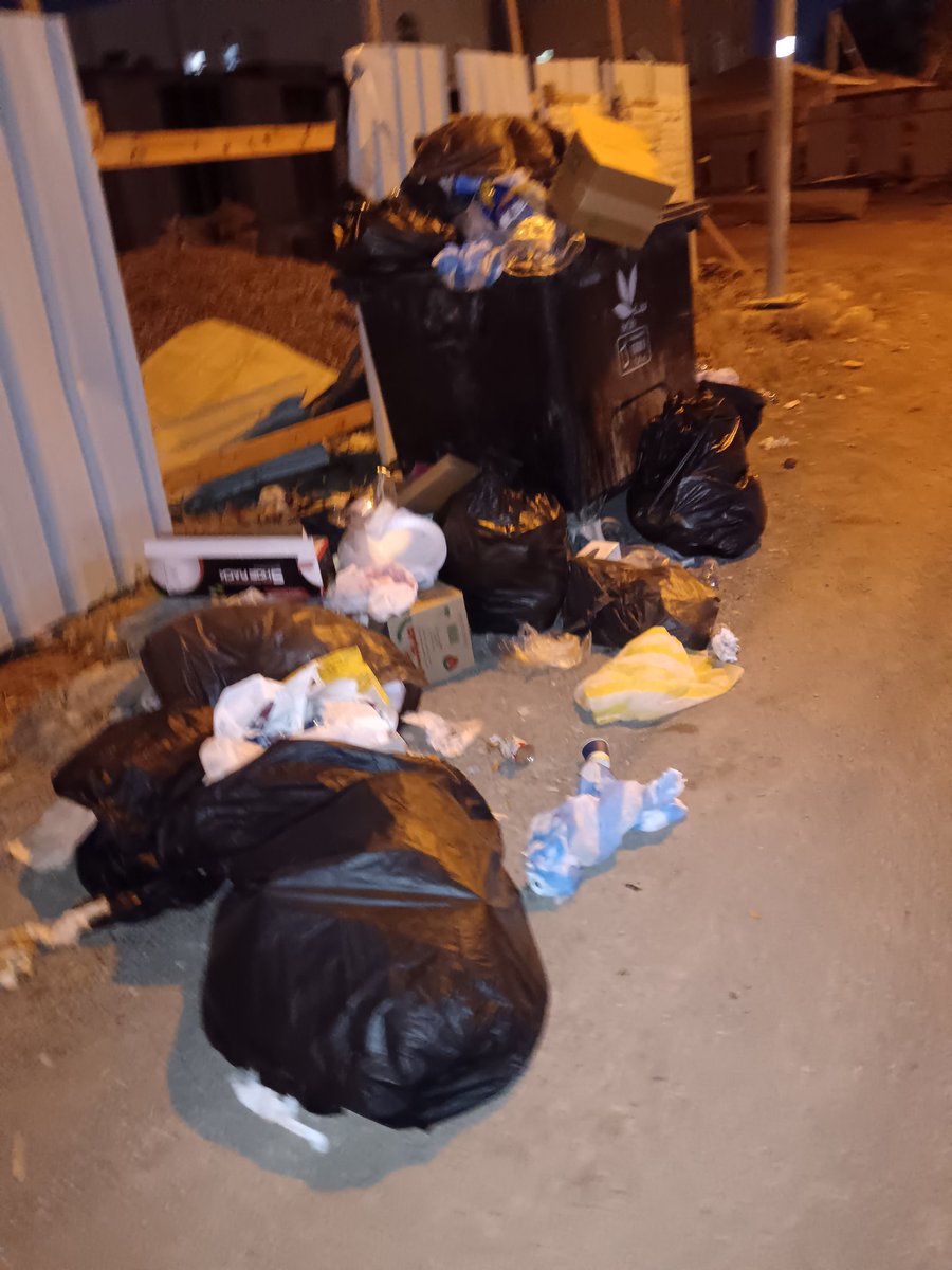 Abualktab2's tweet photo. @Omanbeah @NIZWA_19 تواصلنا معكم حسب طلبكم ولم تستجيبوا هذا حال الحاوية قرب البيت بعد صلاة العشاء https://t.co/Yk4SJoM11z
