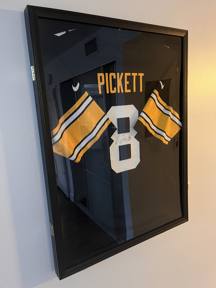 BWall's tweet photo. 🚨 #Giveaway time. The infamous signed (and framed 😭) Kenny Pickett jersey. 

I appreciate everyone on this app who continue to put out positive vibes, build one another up, and root hard for our boys in black and gold. ✊🏾🖤💛

To enter:

✨Follow me @BWall
✨RT this post
✨Pay it forward 🙏🏾

Winner 🗣️ 6/10

*Frame not included

#HereWeGo  #Steelers
