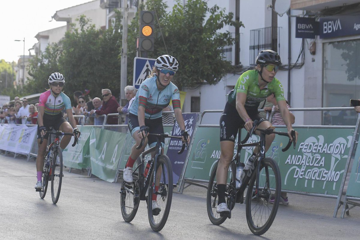 FACiclismo's tweet photo. 📸🏆🚴🏻‍♀️Inmaculada Castillo es la primera fémina en meta (aunque con menos kilómetros completados al incorporarse tras el primer paso). Segunda Nieves Infante y tercera Esther Maqueda (ambas completando recorrido completo). https://t.co/O7ZIA0WmXu