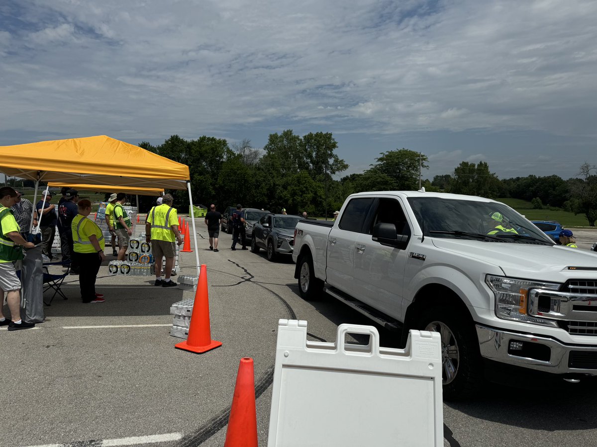 EpicPlumbingLLC's tweet photo. Plenty of water at the distribution site up at the high school! Swing by if need some. https://t.co/GaBd4mZTUd