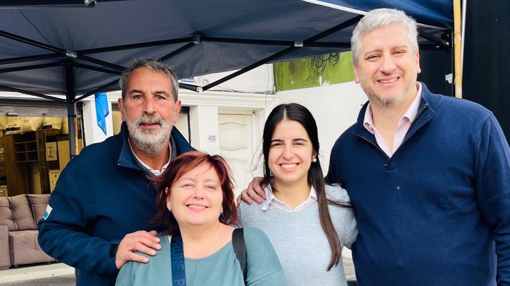 FrancoCanti's tweet photo. Sábado de Paso Molino con los @JovenesVN acompañados por @_RodriguezJuan_ @adribalcarcel @D_Martinez71 
Toda la @lista71 está en la calle dejando todo! Vamos  @lauraraffo https://t.co/TYay4UTG1K
