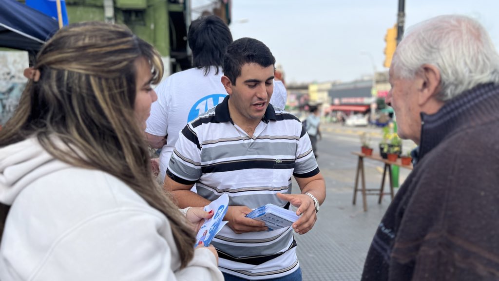 FrancoCanti's tweet photo. Sábado de Paso Molino con los @JovenesVN acompañados por @_RodriguezJuan_ @adribalcarcel @D_Martinez71 
Toda la @lista71 está en la calle dejando todo! Vamos  @lauraraffo https://t.co/TYay4UTG1K