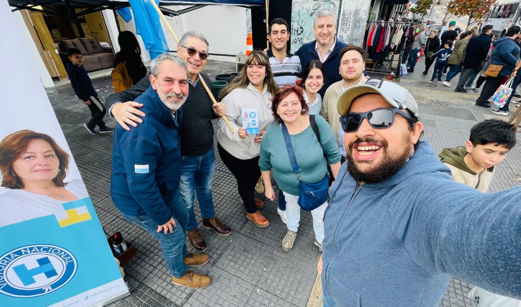 FrancoCanti's tweet photo. Sábado de Paso Molino con los @JovenesVN acompañados por @_RodriguezJuan_ @adribalcarcel @D_Martinez71 
Toda la @lista71 está en la calle dejando todo! Vamos  @lauraraffo https://t.co/TYay4UTG1K