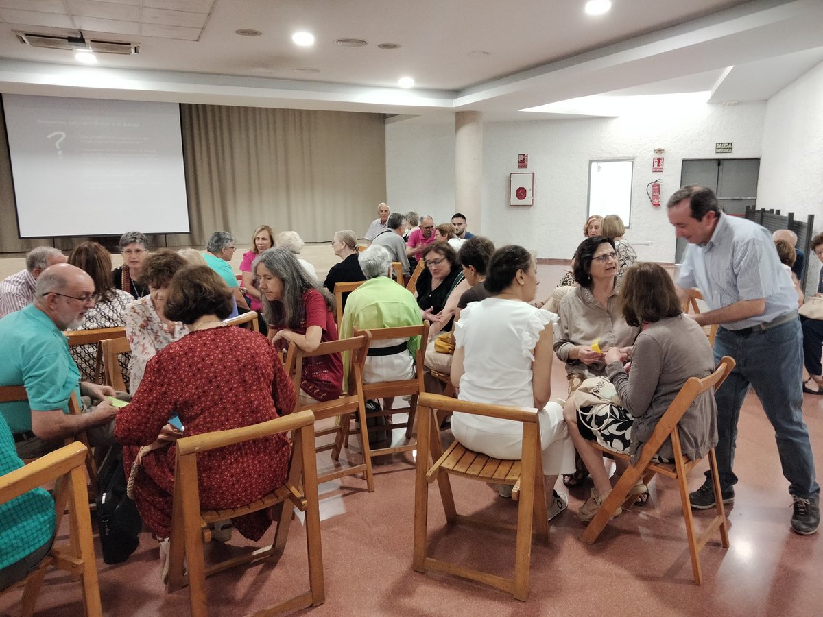Y para finalizar el curso, voluntarios de todas las parroquias de la Vicaría en un encuentro que nos lleva a lo esencial de la vida, reflexionamos y compartimos. Gracias a Pepe Real por tan magnífica charla. @javimata97 <a href="/ValenciaCaritas/">Valencia Cáritas</a> #AquiLateUnCorazon