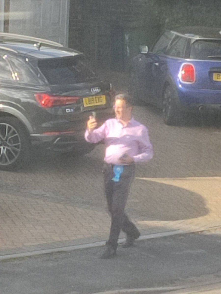 nickinmarlow's tweet photo. Steve Baker back from his holiday.  Canvassing in Marlow Bottom.  From what I saw he wasn't getting any overly positive feedback from anybody.  I'd tag him in but he blocked me ages ago.  #toriesout https://t.co/bXQNDIubTl
