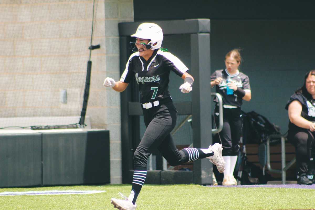 apvsoftball's tweet photo. 5 home runs, 1 innings. 

#GoJaggies https://t.co/VpsCcCxtVF