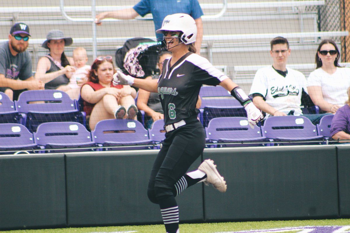 apvsoftball's tweet photo. 5 home runs, 1 innings. 

#GoJaggies https://t.co/VpsCcCxtVF