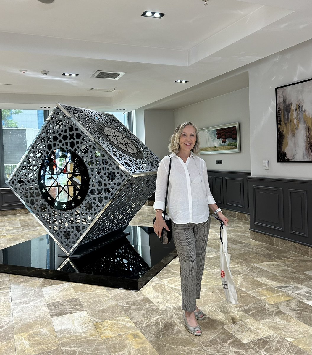 Biz bütün ülke için büyük bir sorun olan toplumsal bir konuyu bağımsız özgür basının konu etmesini beklerdik. Başıboş köpek terörü can alırken, halk sağlığı bir sürü hastalık tehdidi altındayken basının idarelerden hesap sorması gerekirdi.

Ancak vatandaşın bu derdiyle ilgili