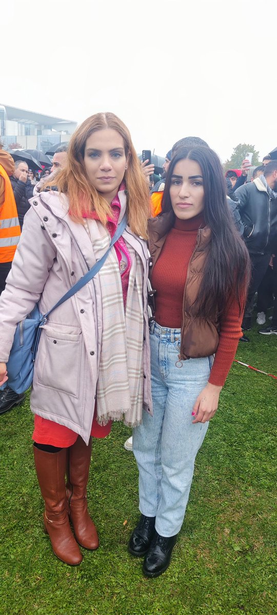 RonaiChaker's tweet photo. Das Mädchen rechts von mir war jahrelang in IS Gefangenschaft, hat einen Genozid miterlebt, dabei ihre halbe Familie verloren, hat in Deutschland Schutz gesucht und bekam letztes Jahr einen Abschiebebescheid. 

Wir werden von Irren regiert, anders kann man es nicht ausdrücken! https://t.co/MNuSvTyl6U
