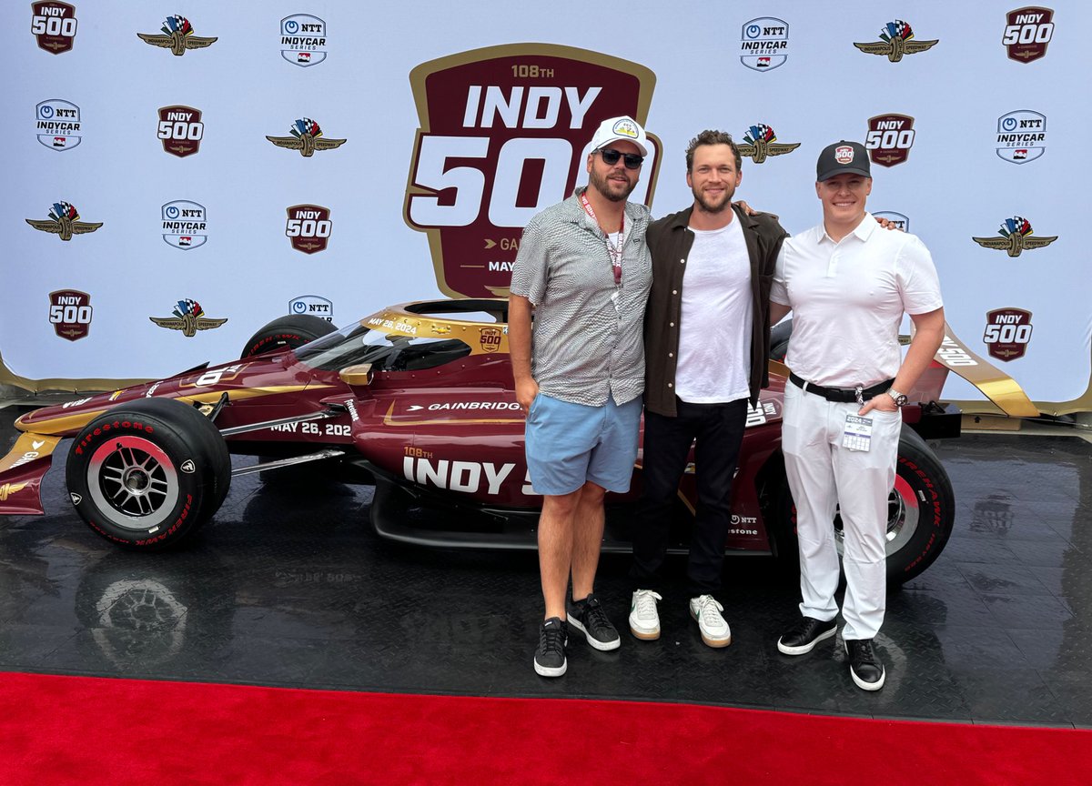 ZFHartley's tweet photo. A few weeks ago Phillip gave an amazing performance of God Bless America at the #Indy500. Thx @IMS for a great day and congrats @josefnewgarden 🏁 https://t.co/HpqqjnMw1y