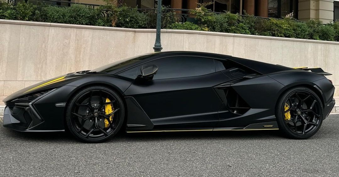 DailyLamboTM's tweet photo. Satin black Lamborghini Revuelto https://t.co/u10OUm4wWT