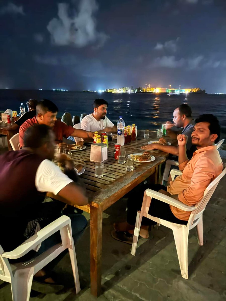 Isthiri's tweet photo. އެއްވެސް ޓެކުހެއް ނުދައްކާ ފުޅާ ދާއިރާގައި މާލޭގައި ވިޔަފާރި ކުރަމުންދާ ބަންގުލަދޭޝްގެ ގުރޫޕެއް. ހުދުކުލައިގެ ޓީޝަރޓެއްގައި އެހުރީ ސޮނީން ކެނޑީމައި އެނބުރިއައިސް ވިޔަފާރި ކުރާ މީހެއް.
@PoliceMv @min_mohst @mvpeoplesmajlis @ImmigrationMV @AdhadhuMV https://t.co/Jz64aGFiJt