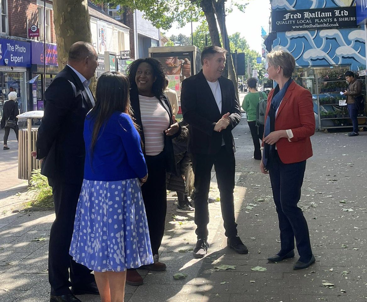 YvetteCooperMP's tweet photo. Great to be out in Ilkeston with @adamthompson111 #Erewash &amp; Beeston with @julietocampbell #Broxtowe speaking to local businesses on #LabSmallBizSat.

Too many high streets face rising shoplifting &amp; antisocial behaviour. Labour will put neighbourhood police back on the beat. https://t.co/K4Tc22IcYZ
