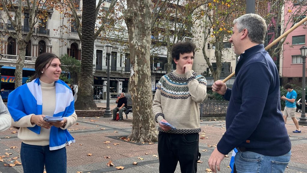 JovenesVN's tweet photo. La @lista71 en la calle!
Cubrimos nuestros puntos de Paso Molino y Plaza Cagancha bien acompañados por @_RodriguezJuan_ @adribalcarcel y @D_Martinez71 🤙🏻
Este 30 de junio es con @lauraraffo https://t.co/XvJtxDBADd