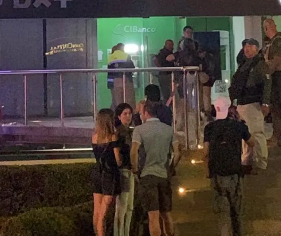 NXNoticias's tweet photo. Al menos tres jóvenes murieron y 16 resultaron heridos al caer desde el segundo piso del antro Rich, en la Plaza Alttus en San Luis Potosí, luego de que se venció un barandal por el presunto sobrecupo.
#jovenes #cae #antro #barandal #sanluispotosi https://t.co/tGtYj3A3LY