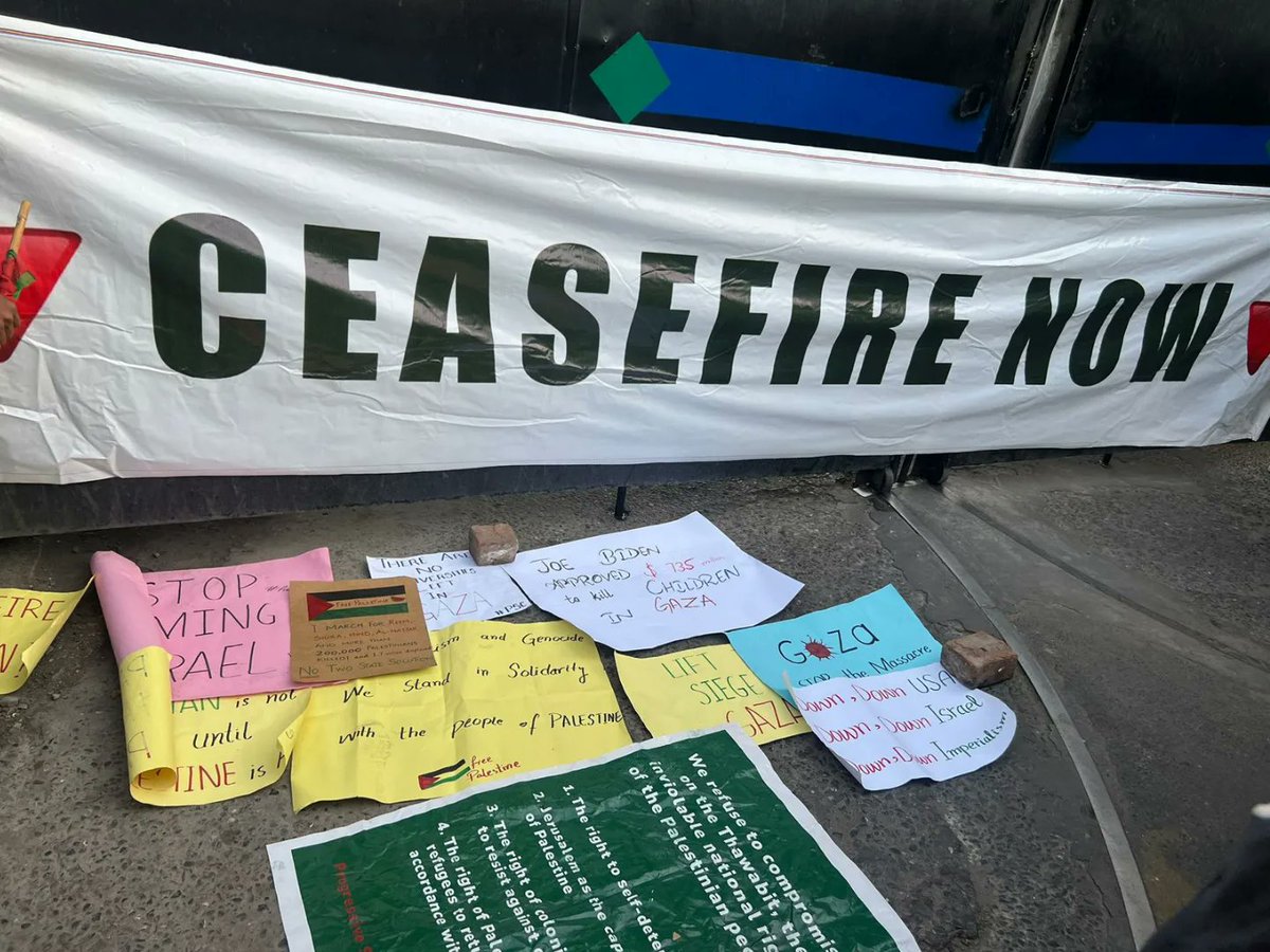 AuratMarch's tweet photo. We concluded at the US consulate, where we placed our placards outside the heavily guarded gates to demand that the United States cease funding the genocide in Gaza and be held accountable for violence against the Palestinian people
#WeAreTheRedLine #FreePalestine
@pscollective_ https://t.co/E3e3pOiQgJ