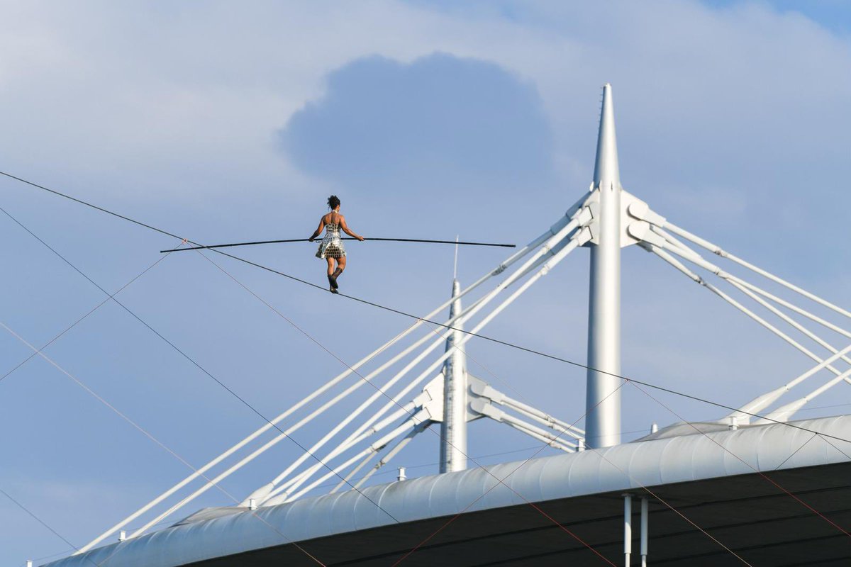 A 48 jours des #JOP2024, traversée à 25m de hauteur entre le jardin de l’écluse et le Stade de France. Un événement de notre olympiade culturelle, qui prouve que l’impossible n’est pas Dionysien!

Merci à Tatiana-Mosio Bogonga, (compagnie Basinga), et à l’académie Fratellini!