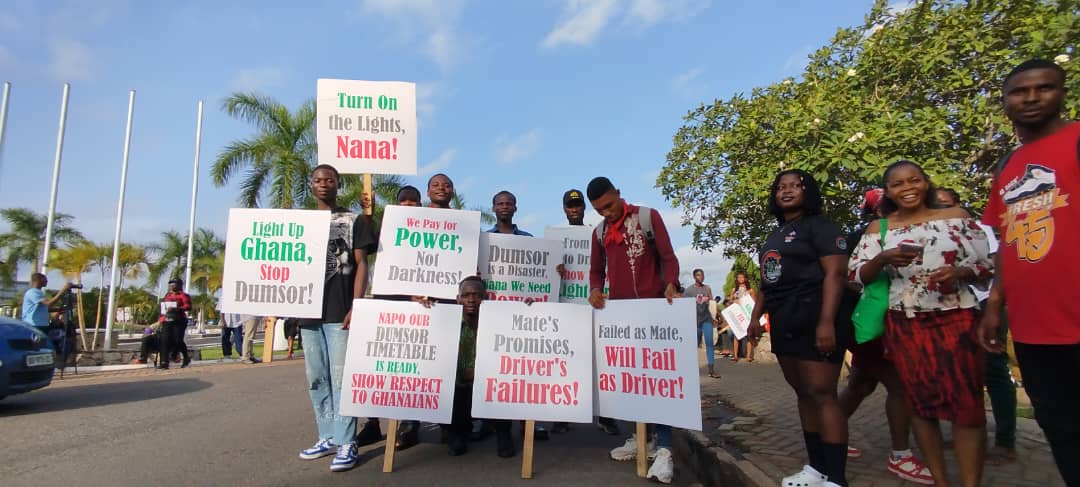 TheGhanaWeb's tweet photo. #Dumsormustgo demonstration ongoing as some concerned citizens protest against irregular supply of light. https://t.co/YQu42D67aW