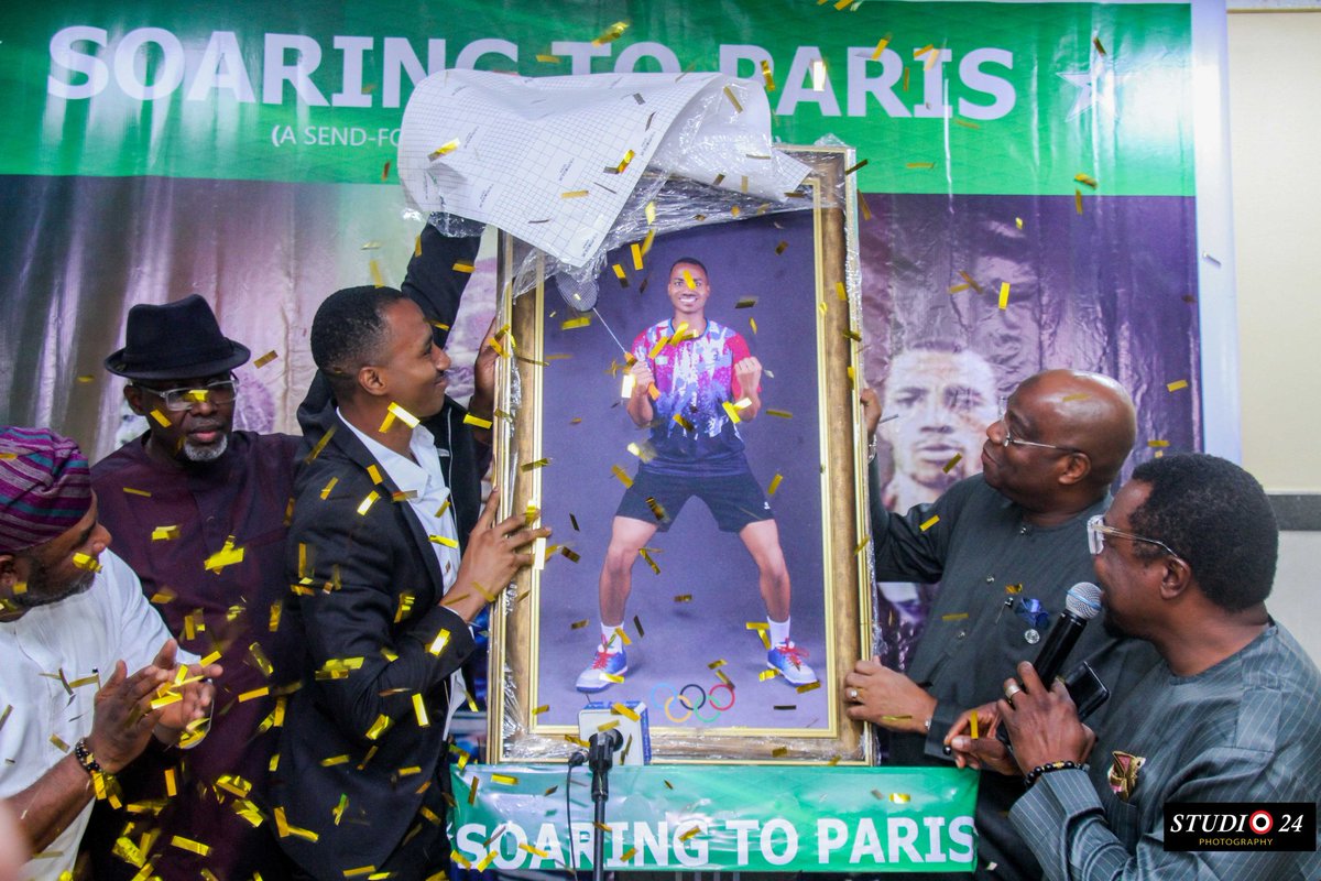 BFNBadminton's tweet photo. @BFNBadminton host @AnuoluwapoJuwo1 to a send forth Dinner last night. #SoaringtoParis. Here are some of the pictures @bwfmedia @BadmintonLagos #AnutoParis https://t.co/pOfhTreqGp