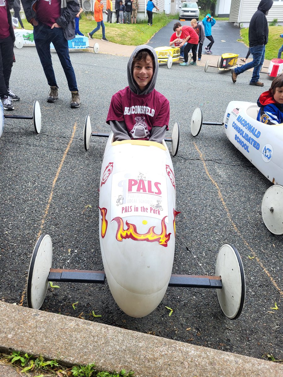 BeaconsFieldMid's tweet photo. It was also Soapbox Derby Day! Our Bulldog race team had a great time! Thanks to our Sponsor, Kiwanis! @PALSpartners https://t.co/t9QWNy3T4E