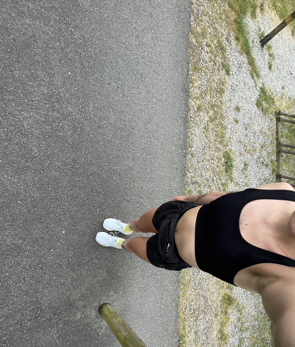 Beca_gab's tweet photo. a corrida literalmente me salvou quando saí do Brasil, nela além de encontrar a solitude, fui capaz de entrar em um grupo onde tem pessoas que se importam e me motivam. Começar a correr foi uma das melhores coisas que fiz esse ano, grata demais ✨ https://t.co/AHBZ5CJAQE