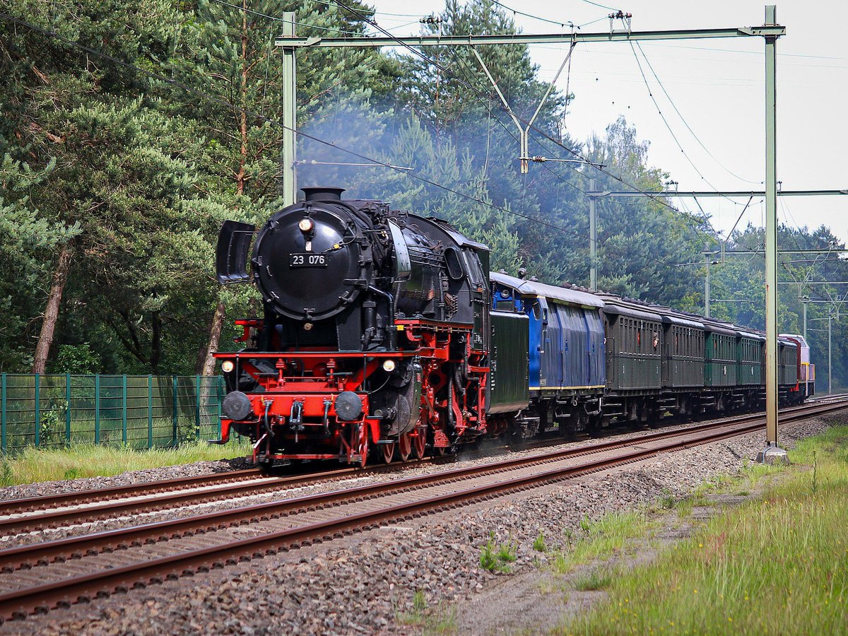 Wegens het 150 jarig bestaan van de Oosterspoorlijn reedt deze stoom/diesel vanmiddag rond in de regio. Zo sta je het ene moment in een kale zandvlakte en het andere moment in de groene oase van Soestdijk te genieten van wat klassiekers 😎

#Oosterspoorlijn #150jaar <a href="/ProRail/">ProRail</a>