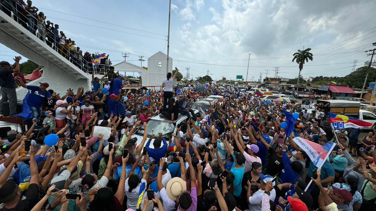 unidadvenezuela's tweet photo. Con el recibimiento de @MariaCorinaYA en Píritu, estado Anzoátegui, regresando a Caracas, queda claro que el cambio con la victoria de @EdmundoGU este 28 de julio es indetenible. #VamosAGanar https://t.co/bPumUnouVS
