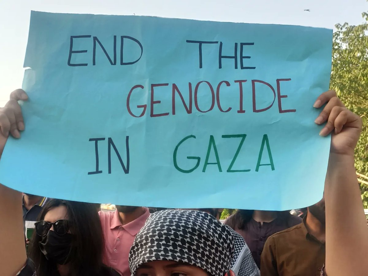 AuratMarch's tweet photo. We marched from the Punjab Assembly, demanding our Government change its foreign policy to back the two-state solution and stand with the Palestinian people to demand a free Palestine.
#WeAreTheRedLine #FreePalestine
@pscollective_ https://t.co/WU2j0KgEdI