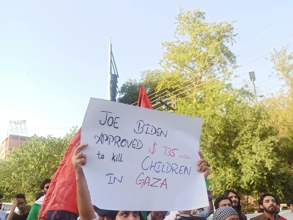 AuratMarch's tweet photo. We concluded at the US consulate, where we placed our placards outside the heavily guarded gates to demand that the United States cease funding the genocide in Gaza and be held accountable for violence against the Palestinian people
#WeAreTheRedLine #FreePalestine
@pscollective_ https://t.co/E3e3pOiQgJ