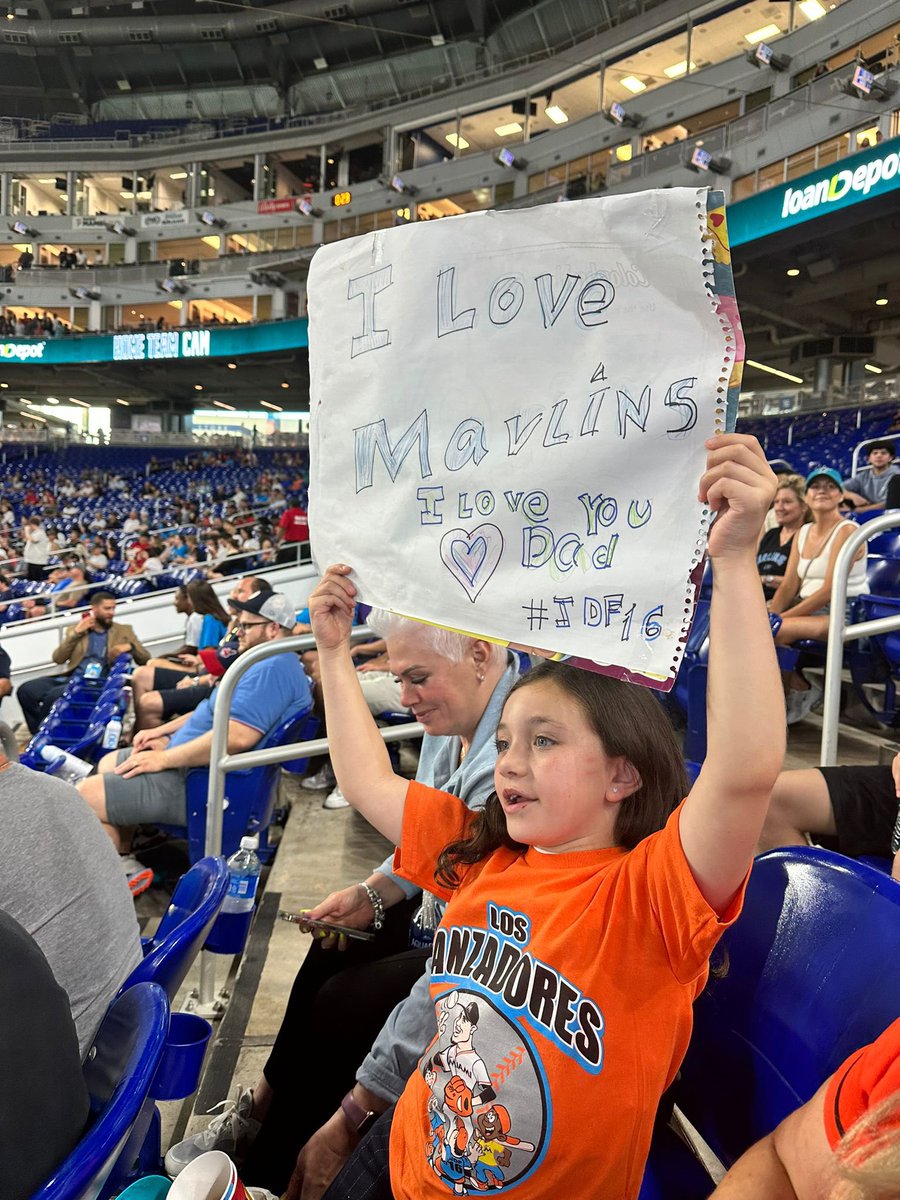 YordiMLB's tweet photo. Ayer, la hija de José Fernández visitó el estadio por primera vez. Una niña que no pudo disfrutar del amor de su padre ni sabrá cuánto significó para sus fanáticos. En septiembre se cumplirán 8 años desde que una tragedia nos arrebató a uno de los jugadores más queridos de los Marlins. Ojalá la organización encuentre una forma especial de honrar su legado
#JoseFernandez