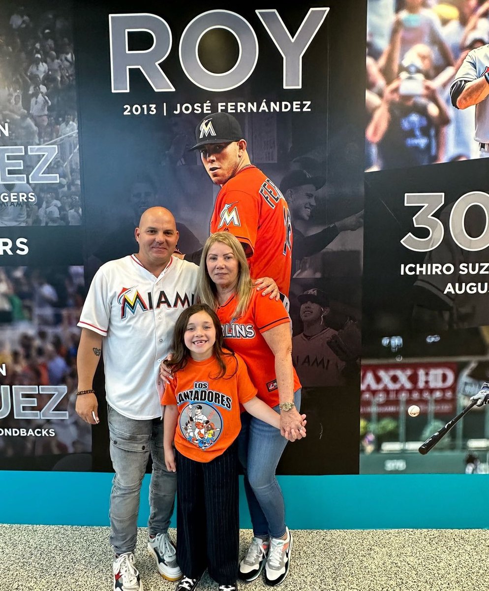 YordiMLB's tweet photo. Ayer, la hija de José Fernández visitó el estadio por primera vez. Una niña que no pudo disfrutar del amor de su padre ni sabrá cuánto significó para sus fanáticos. En septiembre se cumplirán 8 años desde que una tragedia nos arrebató a uno de los jugadores más queridos de los Marlins. Ojalá la organización encuentre una forma especial de honrar su legado
#JoseFernandez