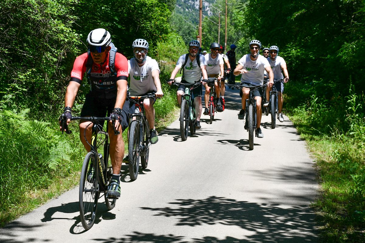 EUWB6_TCT's tweet photo. After #GreenMobilitySummit - Sustainable Transport Tour 🚉🚲, supported by @zeljeznicefbih, @rccint, and @OpenSocietyWB.
By train from Sarajevo to Mostar, and by bike from Mostar to Čapljina, we walk the talk of more sustainable and greener future.
🔗 https://t.co/D7iufalMQt https://t.co/xwo5NEb134