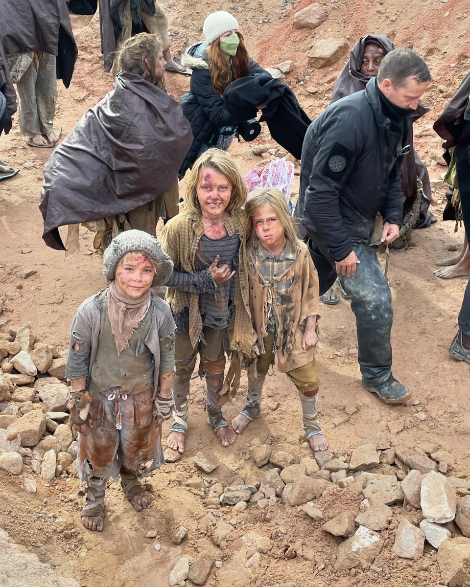 HelloCanada's tweet image. Furiosa was a family affair for Chris Hemsworth! The star’s wife Esa Pataky appeared in the film - and so did his daughter and twin sons! 📸: #ElsaPataky