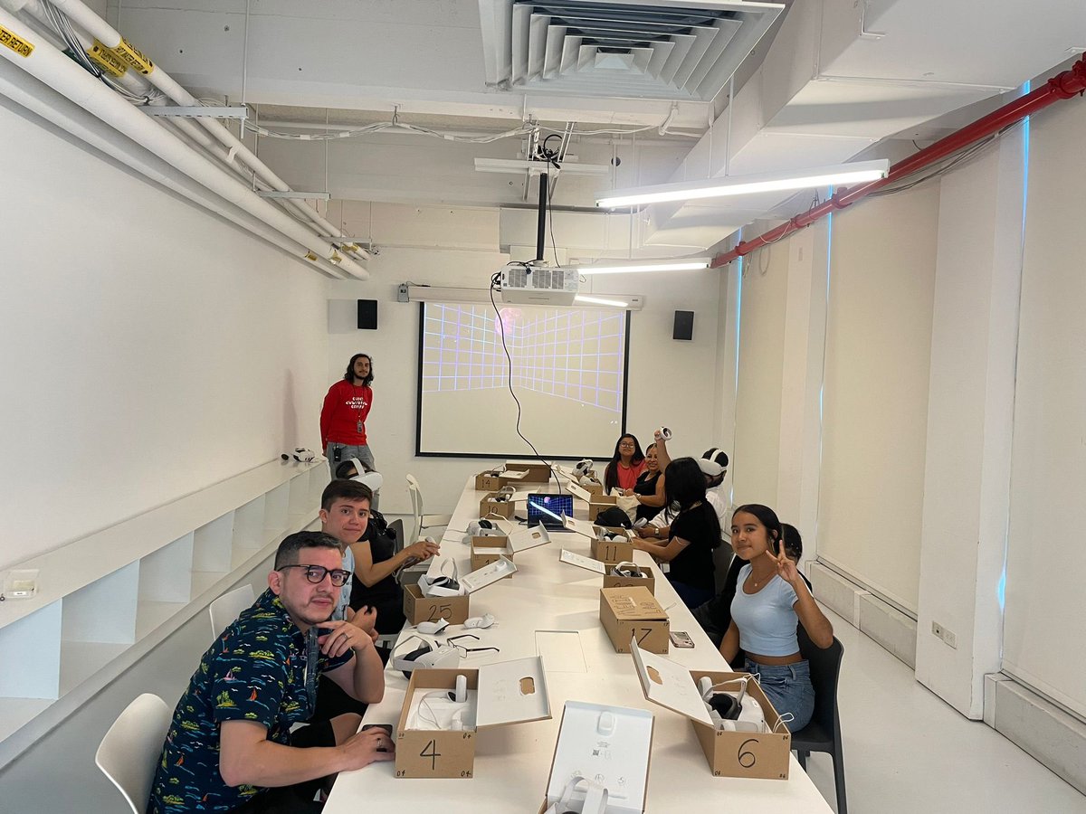 ConsulMexNuy's tweet photo. @consulmex_nuevayork, a través del @mciny en coordinación con el @movingimagenyc, llevaron a cabo un tour y actividades interactivas dentro del programa open doors, con miembros de la comunidad mexicana en NY🎞️ 🇲🇽. https://t.co/qeDrvgcFo0