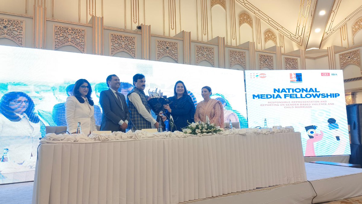 1/2: ڈپٹی چیرمین سینیٹ، سیدال خان کی نیشنل کمیشن آن اسٹیٹس آف ویمن کی جانب سے منعقدہ قومی میڈیافیلوشپ کی اختتامی تقریب میں بطورمہمان خصوصی شرکت۔ 

ڈپٹی چیئرمین کا تقریب سے خطاب

خواتین کو درپیش مسائل اور کم عمری کی شادیوں کے حوالے سے آگاہی کیلئےمیڈیا کا کلیدی کردار ہے۔ سیدال خان