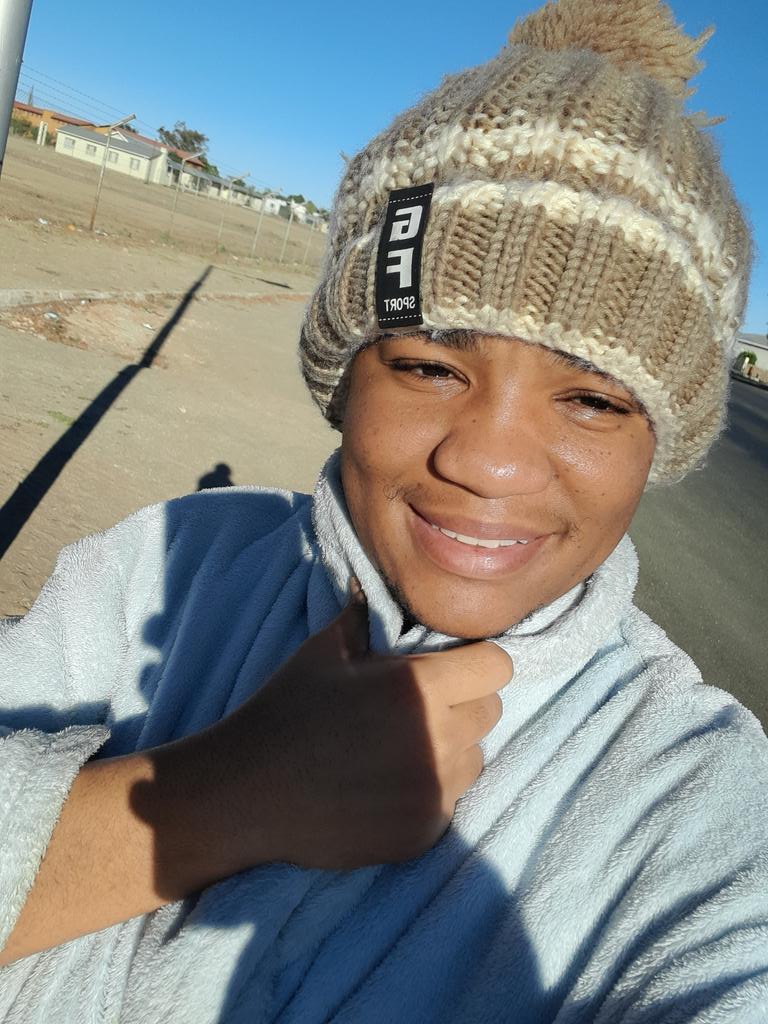 itsNingenie's tweet photo. Went for a walk to refresh and it was still cold even with the sun out 😭😭😂😂 ah, no winter is here to freeze us ey📚😁
#Examinationseason https://t.co/6biVlgcyqD