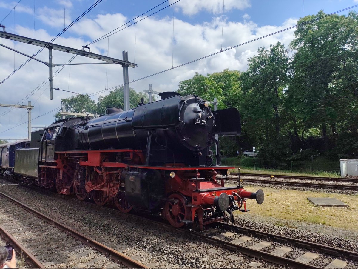 fabianvendrig's tweet photo. #Oosterspoorweg Express van de @VSMstoomtrein in Hilversum en Baarn. Dank aan één ieder die deze dag mogelijk maakte! #stoom https://t.co/FOdYVPL7Er